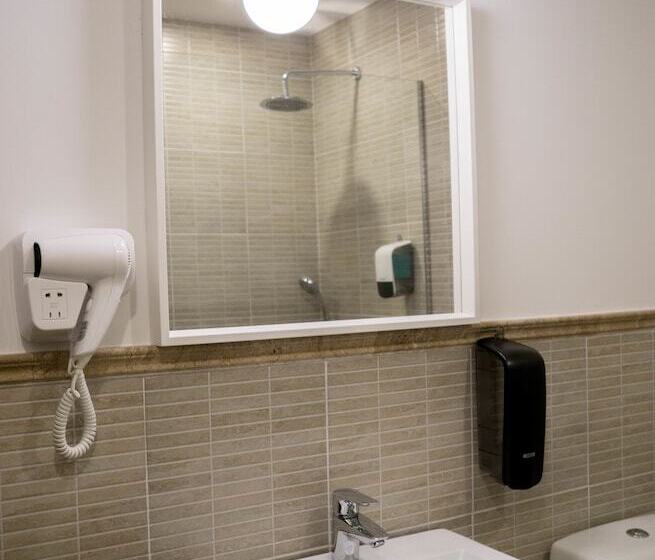 可看到停车场的标准间, Nest