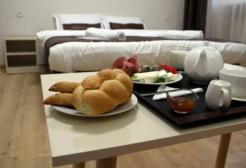اتاق عادی با تخت دوبل, Salli