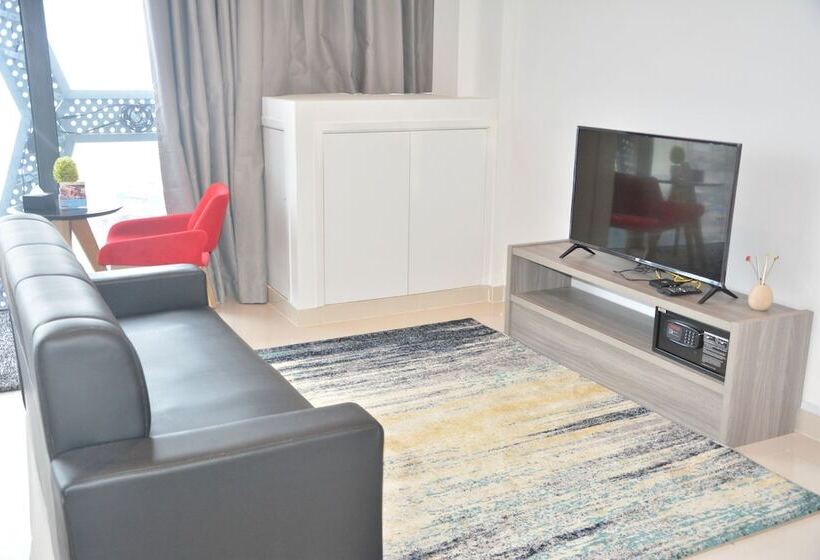 חדר דלוקס, The Bridge Club