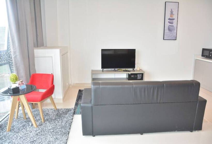 חדר דלוקס, The Bridge Club