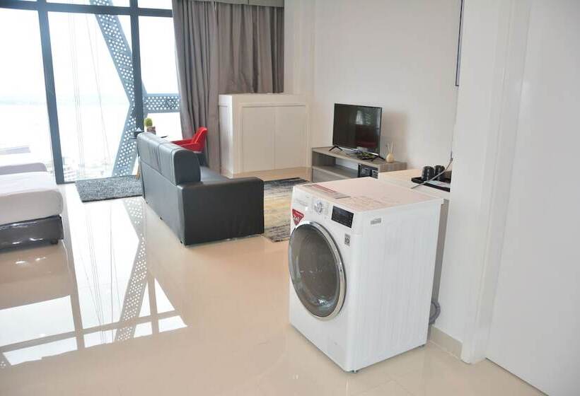 חדר דלוקס, The Bridge Club