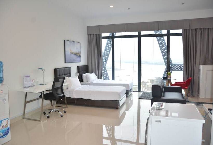 חדר דלוקס, The Bridge Club