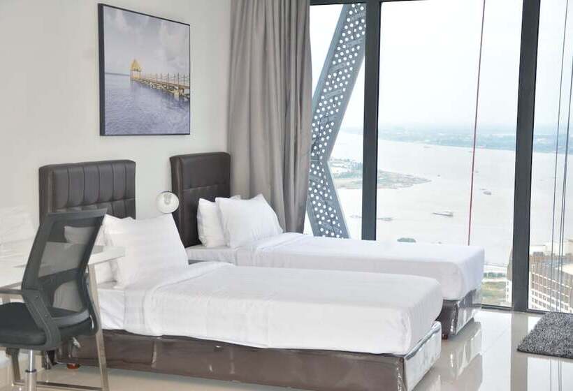 חדר דלוקס, The Bridge Club