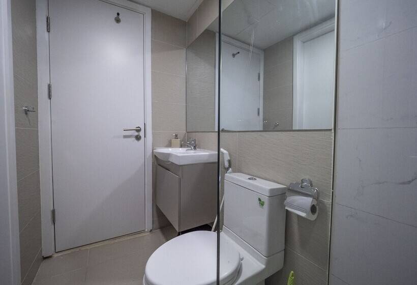 דירת חדר, The Bridge Club