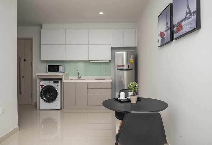 דירת חדר, The Bridge Club