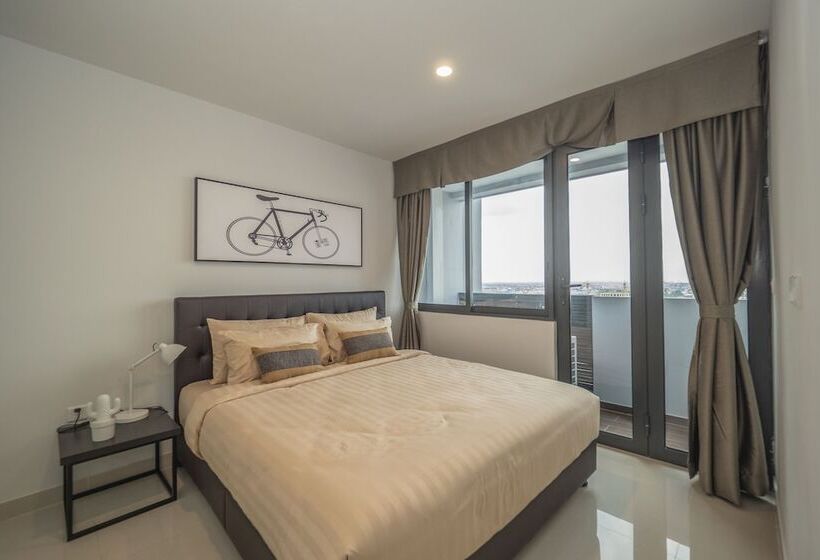 דירת חדר, The Bridge Club