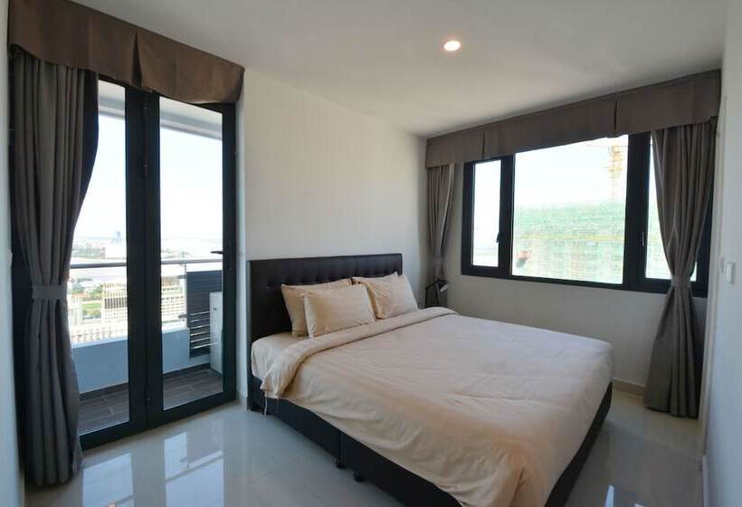 דירת חדר, The Bridge Club