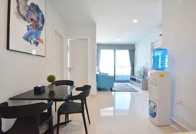 דירת חדר, The Bridge Club