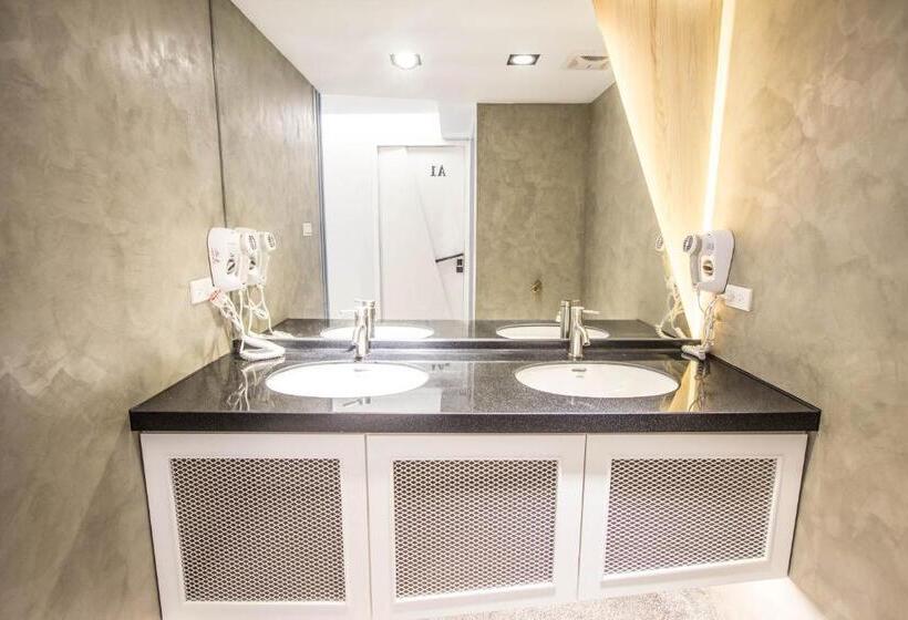 اتاق استاندارد با سرویس بهداشتی مشترک, Light Inn