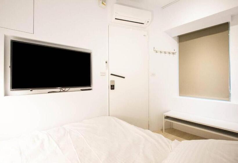 اتاق استاندارد با سرویس بهداشتی مشترک, Light Inn