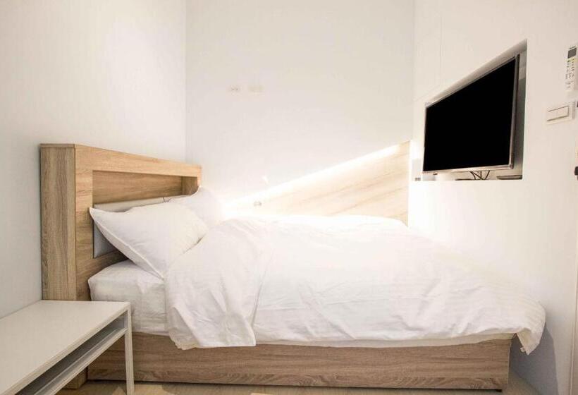 اتاق استاندارد با سرویس بهداشتی مشترک, Light Inn