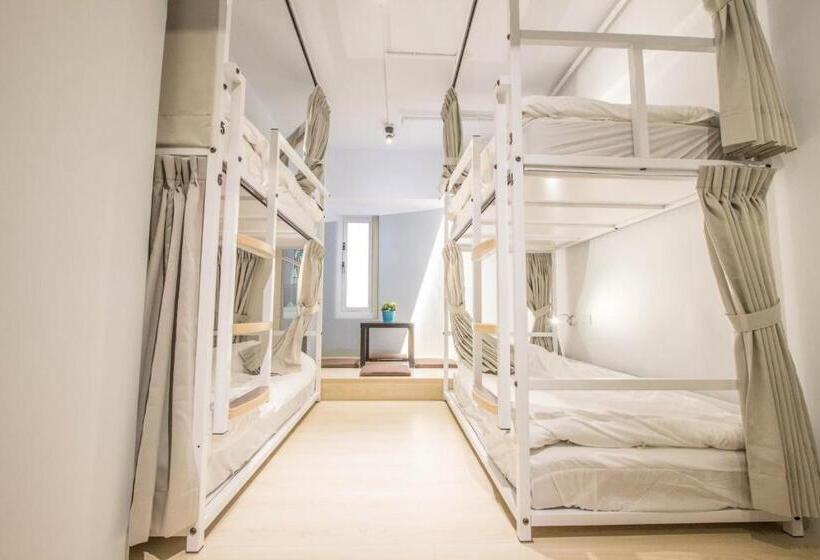 تختخواب در اتاق مشترک, Light Inn