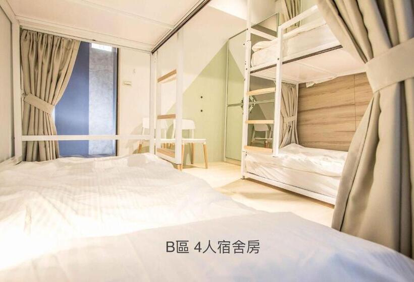 اتاق چهار تخته با دستشویی مشترک, Light Inn