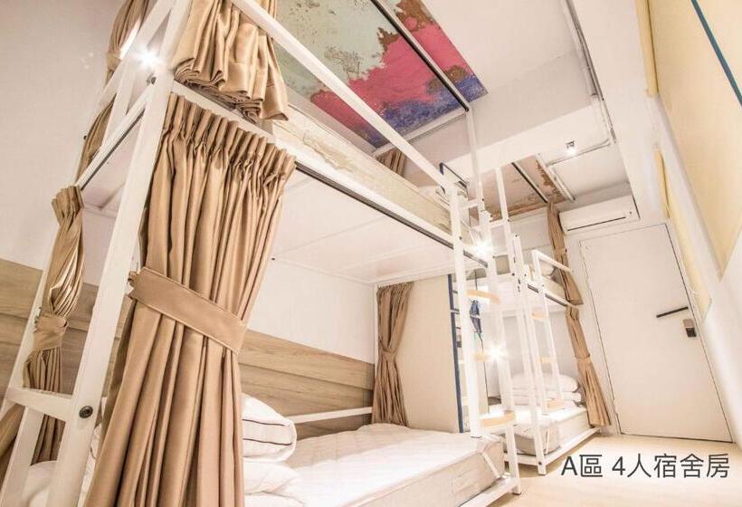 اتاق چهار تخته با دستشویی مشترک, Light Inn