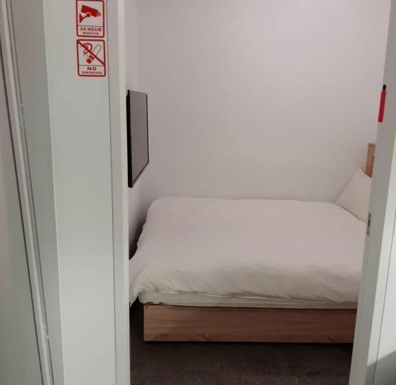 اتاق اکونومی با حمام مشترک, Light Inn