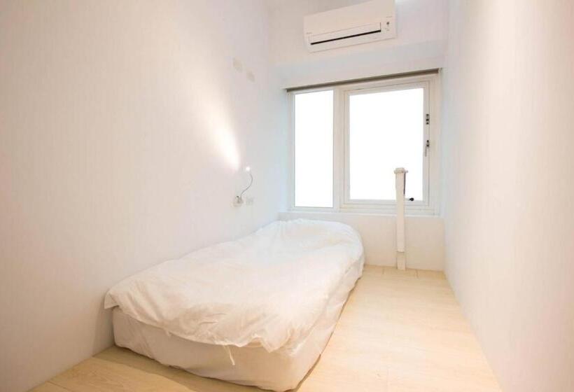 اتاق اکونومی یک تخته, Light Inn