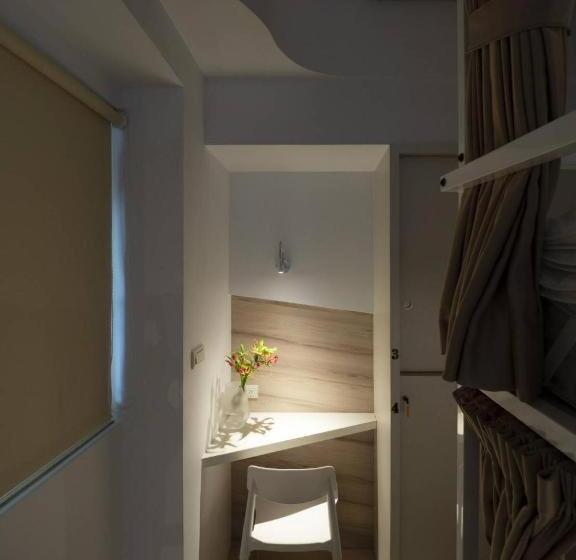 اتاق استاندارد با سرویس بهداشتی مشترک, Light Inn