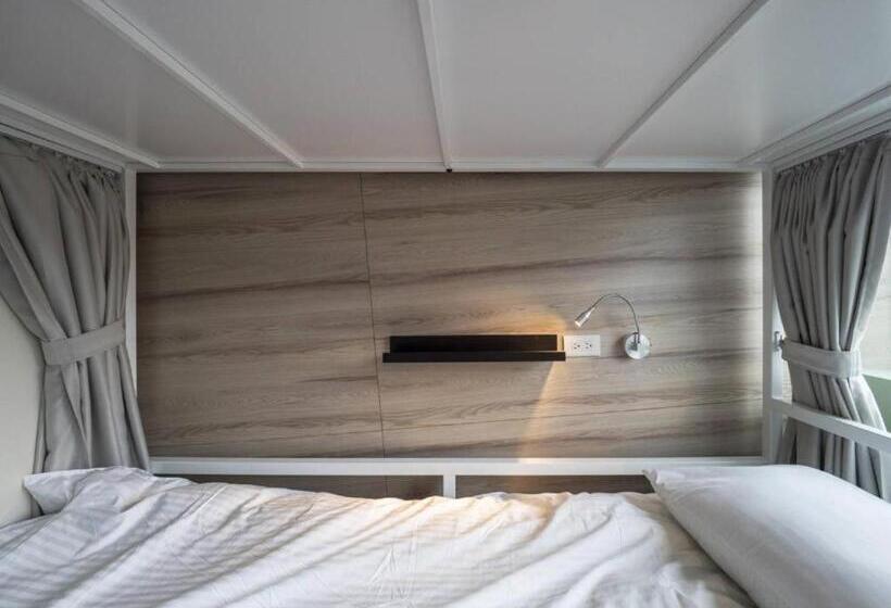 اتاق چهار تخته با دستشویی مشترک, Light Inn