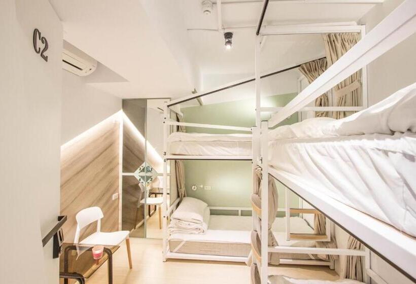 اتاق چهار تخته با دستشویی مشترک, Light Inn