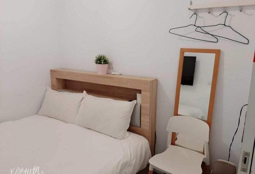 اتاق اکونومی با حمام مشترک, Light Inn