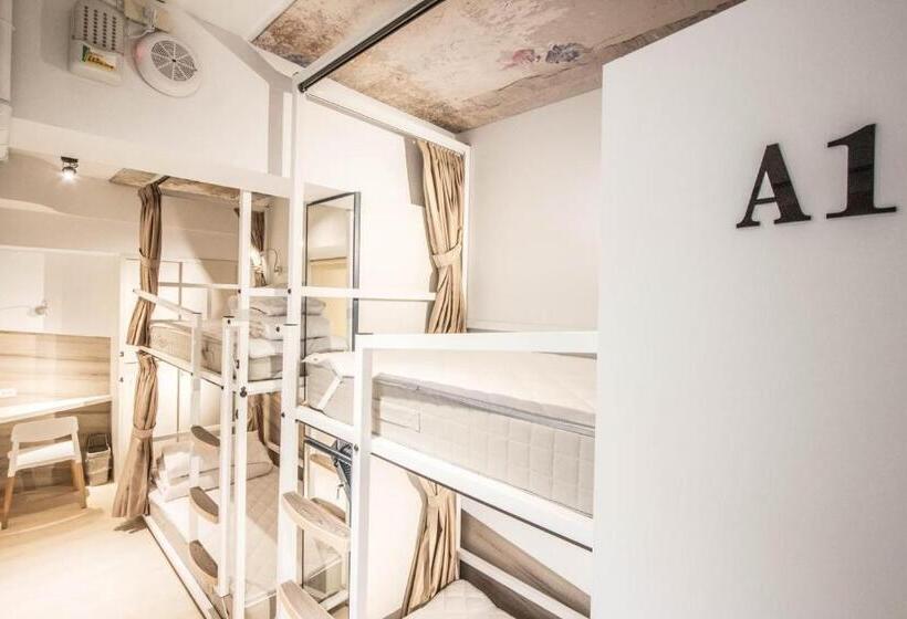 اتاق استاندارد با سرویس بهداشتی مشترک, Light Inn