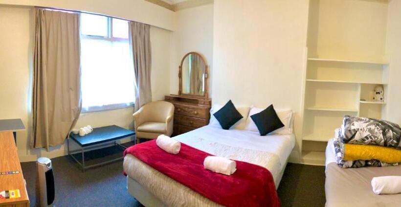 اتاق استاندارد سه نفره, Harbourview Stadium