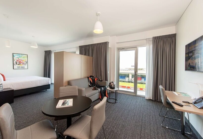 Люкс с Видом, Rydges Pit Lane