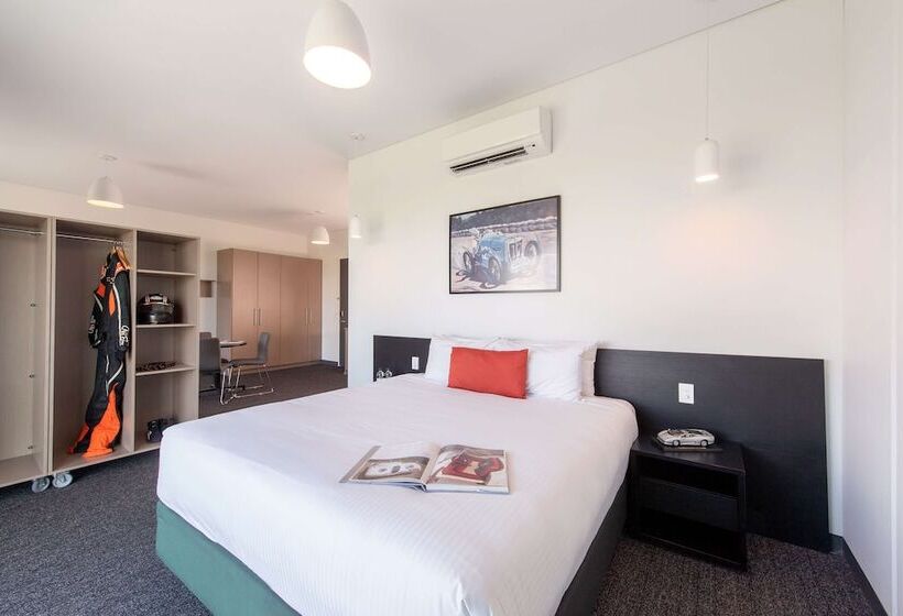 Люкс с Видом, Rydges Pit Lane