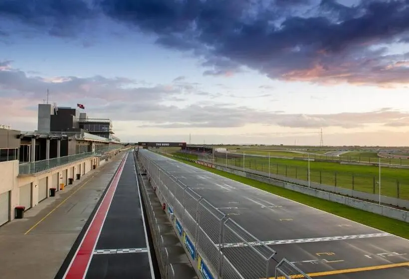 景色の見えるスイートルーム, Rydges Pit Lane