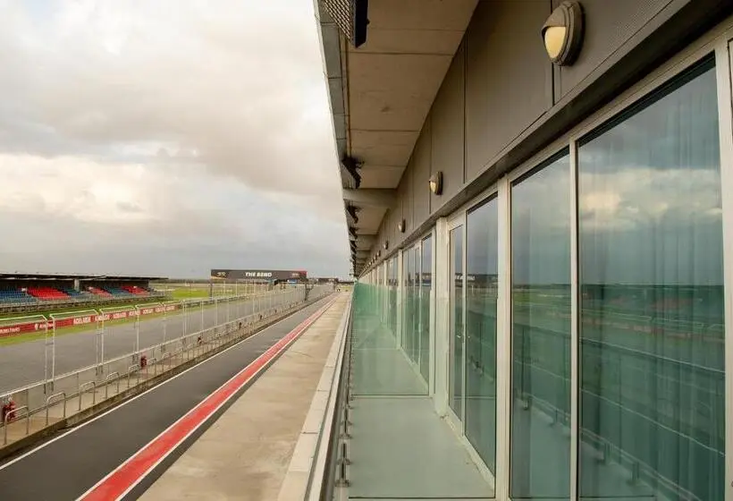 バルコニー付きデラックスルーム, Rydges Pit Lane