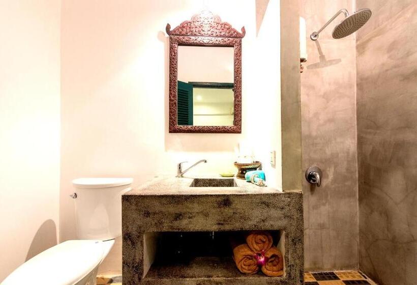 اتاق استاندارد سه تخته با چشمانداز استخر, Golden Banana Residence