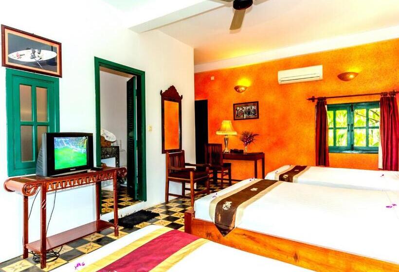 اتاق استاندارد سه تخته با چشمانداز استخر, Golden Banana Residence