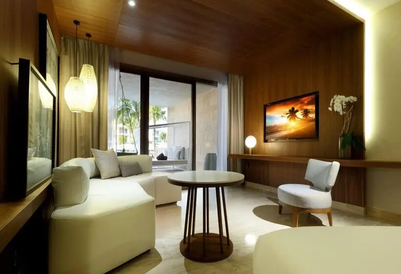 Junior swim-up suite