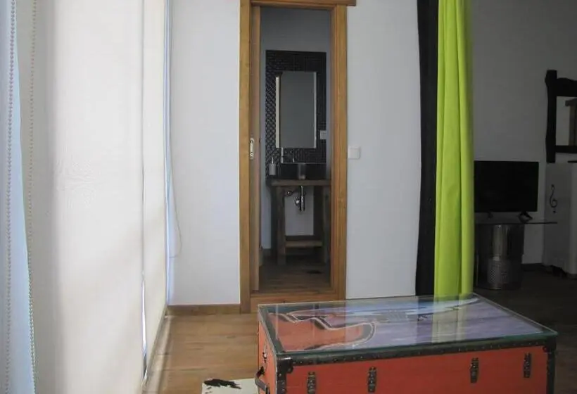デラックスルーム, Modern & Recycled Guest House