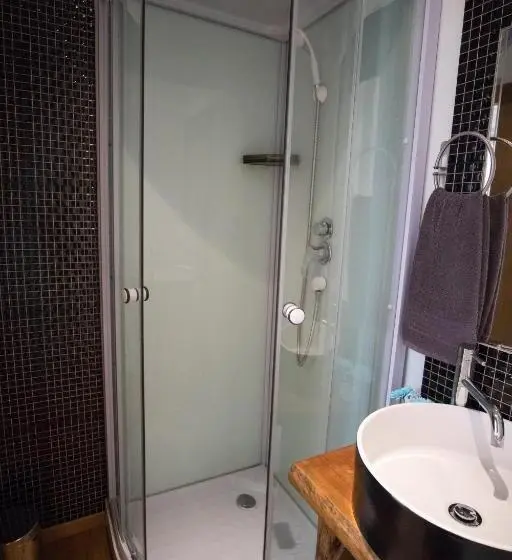 デラックスルーム, Modern & Recycled Guest House
