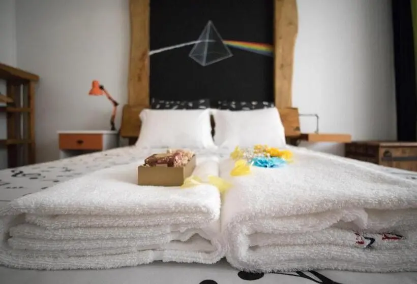 デラックスルーム, Modern & Recycled Guest House