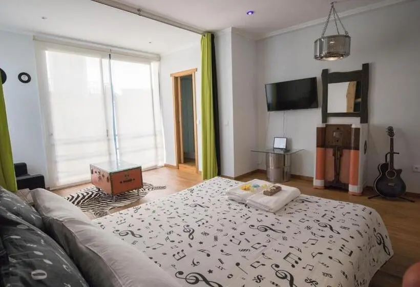 デラックスルーム, Modern & Recycled Guest House