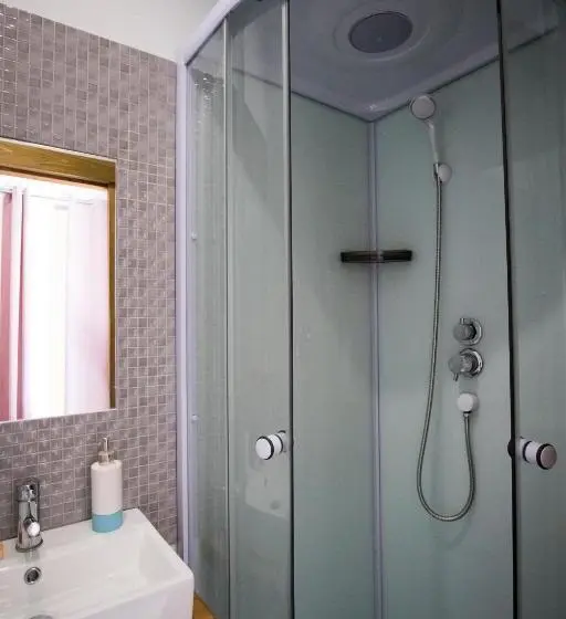 サイドオーシャンビュースタンダードルーム, Modern & Recycled Guest House