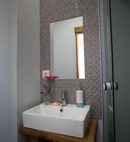 Номер Стандарт Боковой Вид на Море, Modern & Recycled Guest House