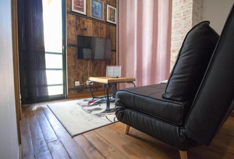 Номер Стандарт Боковой Вид на Море, Modern & Recycled Guest House