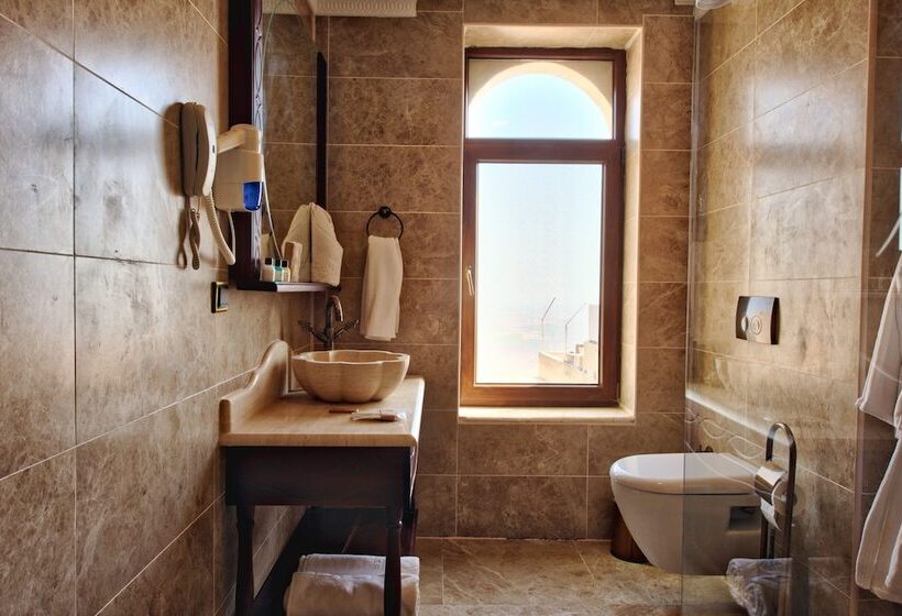 اتاق لوکس, Kaya Ninova