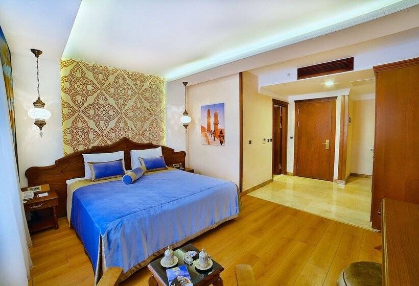 اتاق لوکس, Kaya Ninova