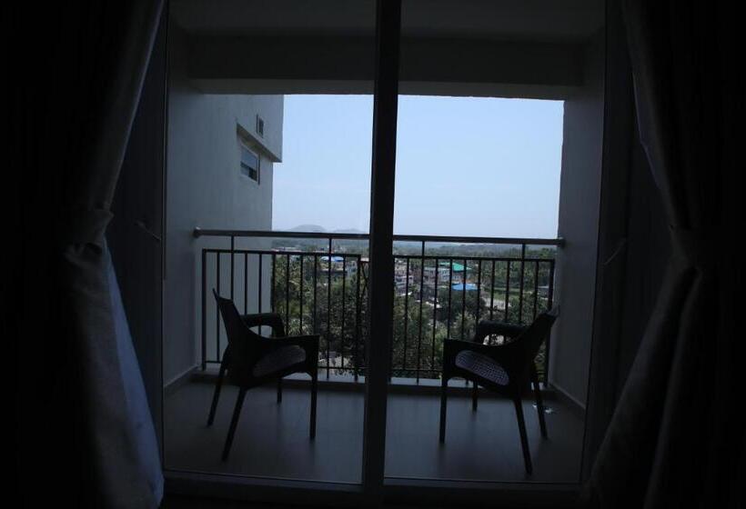 クラシックルーム, Sterling Thekkady