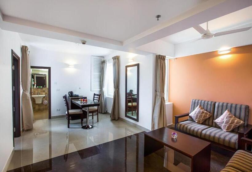 スイート(家族用), Sterling Thekkady