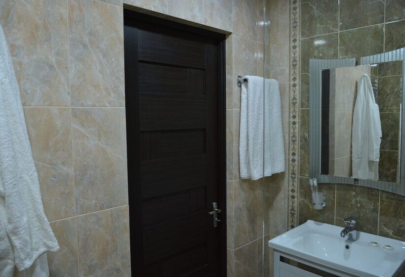 سوئیت راحتی, Tomu S