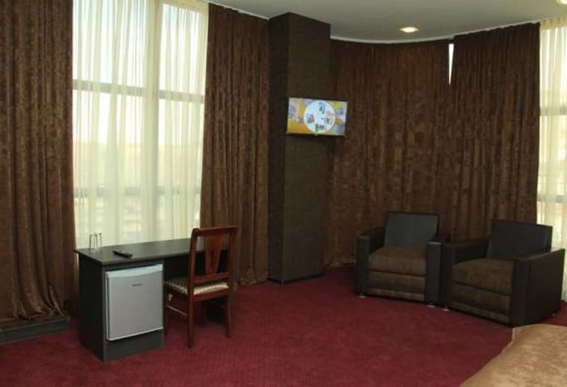 سوئیت راحتی, Tomu S