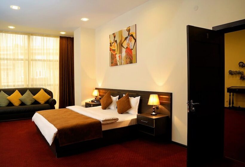 سوئیت راحتی, Tomu S