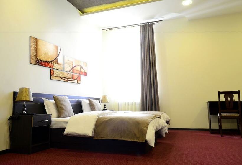 اتاق لوکس, Tomu S