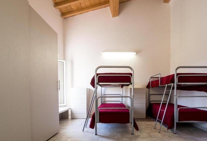 سرير فى غرفة مشتركه, Ostello La Salana