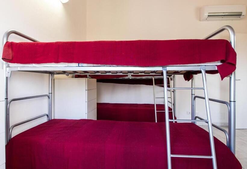 سرير فى غرفة مشتركه, Ostello La Salana